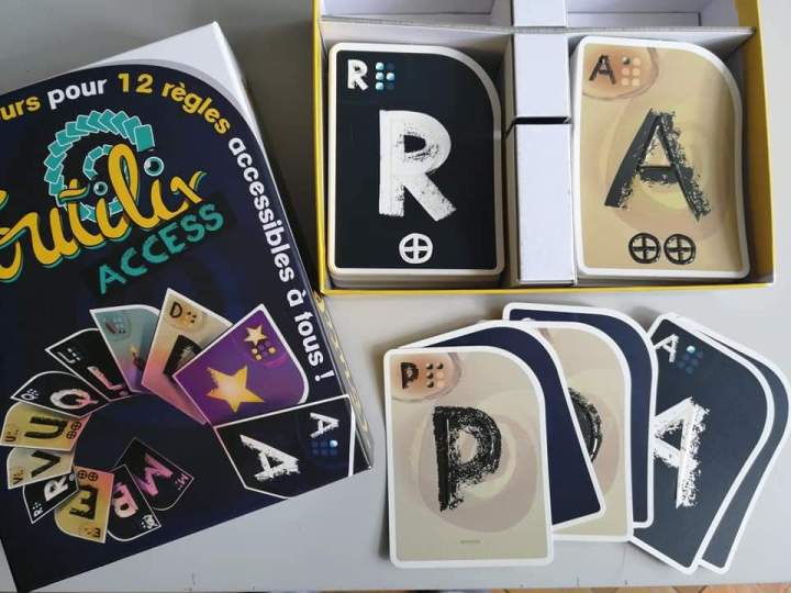 Le jeu Toutilix Access propose des cartes en relief et en braille.