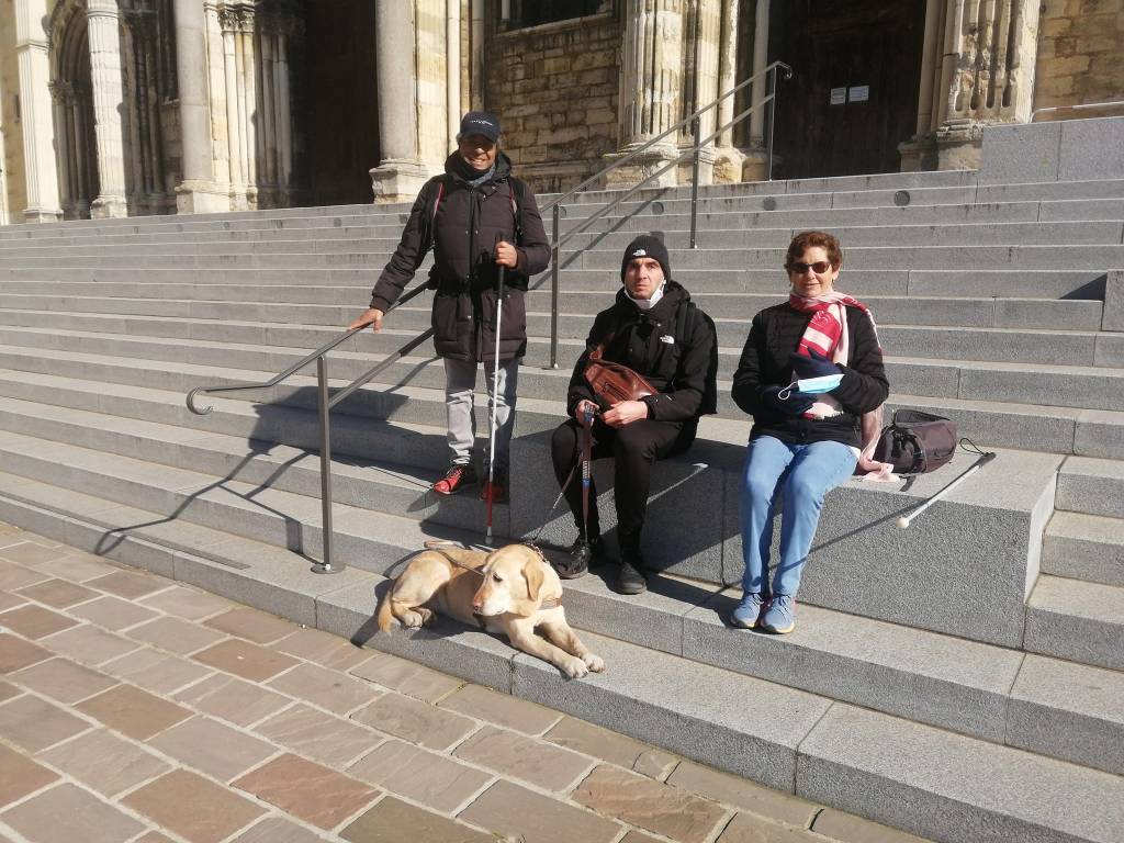 joseph Geiffray chantal sur les marches de la basilique saint remi
