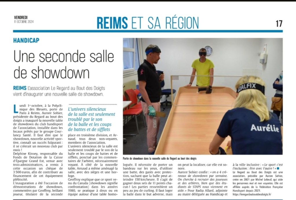 Photo de l'article de presse intitulé une nouvelle table pour le showdown. on aperçoit Aurélie en train de jouer contre Geoffrey. Arnaud en train d'arbitrer