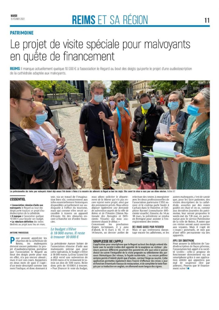 article de journal. les adhérents du regard sur le parvis de la cathédrale