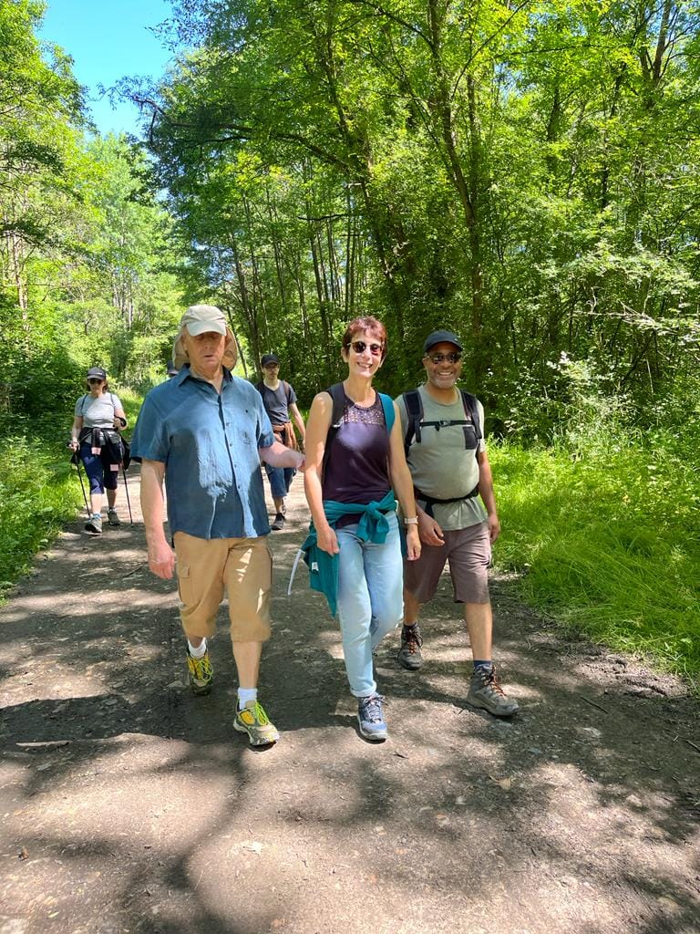 daniel guidé par francine. et joseph. ils sont sur un sentier en forêt
