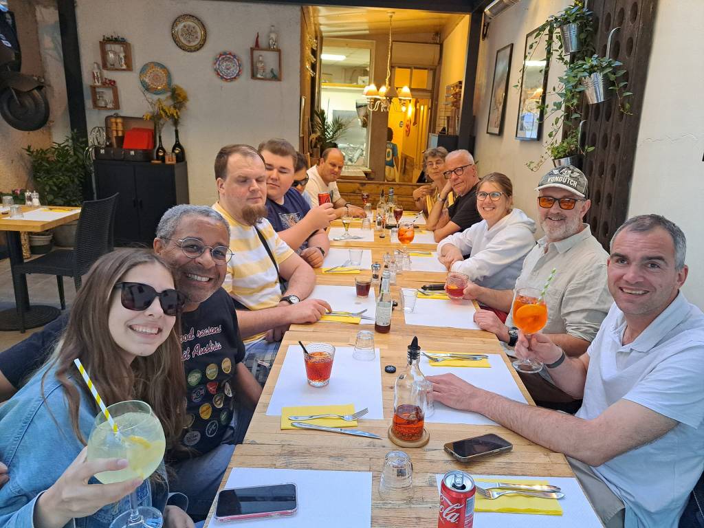 les adhérents autour d'une table dans une pizzeria