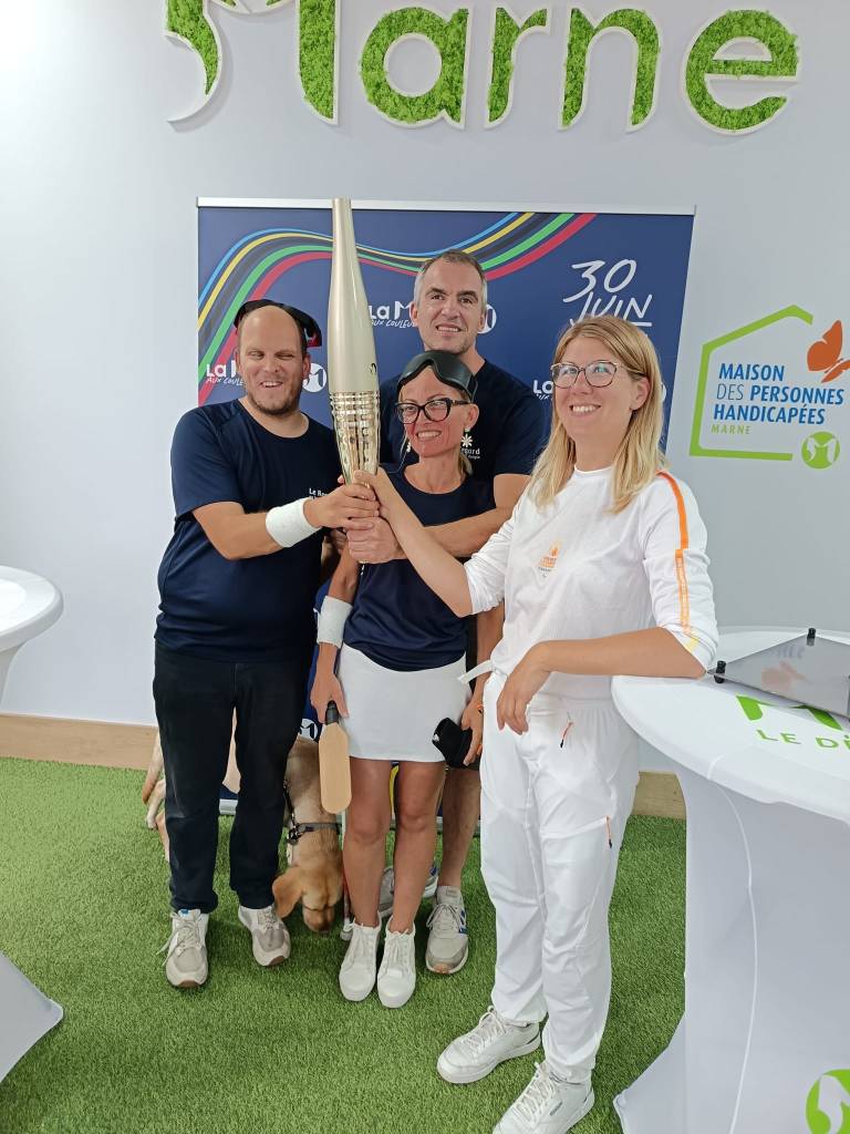 antoine aurelie geoffray aurore portent la flamme paralympique