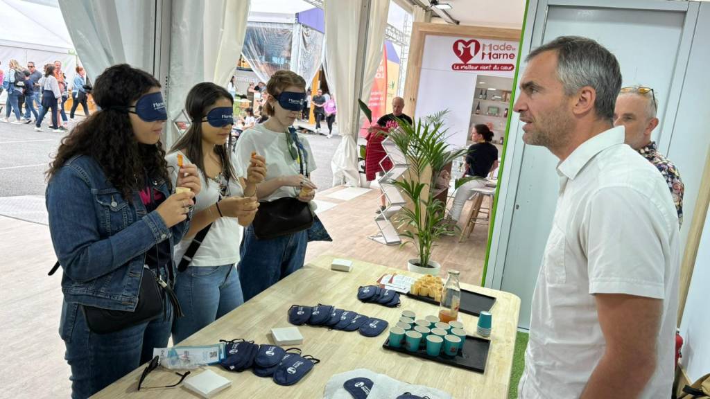 geoffray et des personnes avec un beandeau sur les yeux dégustant des produits à l'aveugle