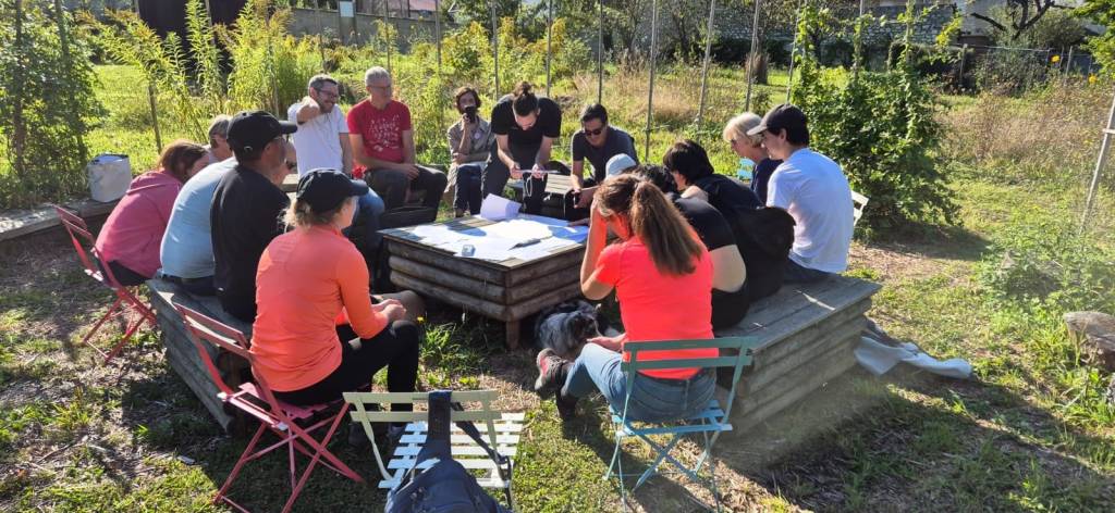 les randonneurs autour d'une table dessinent une carte sonore 