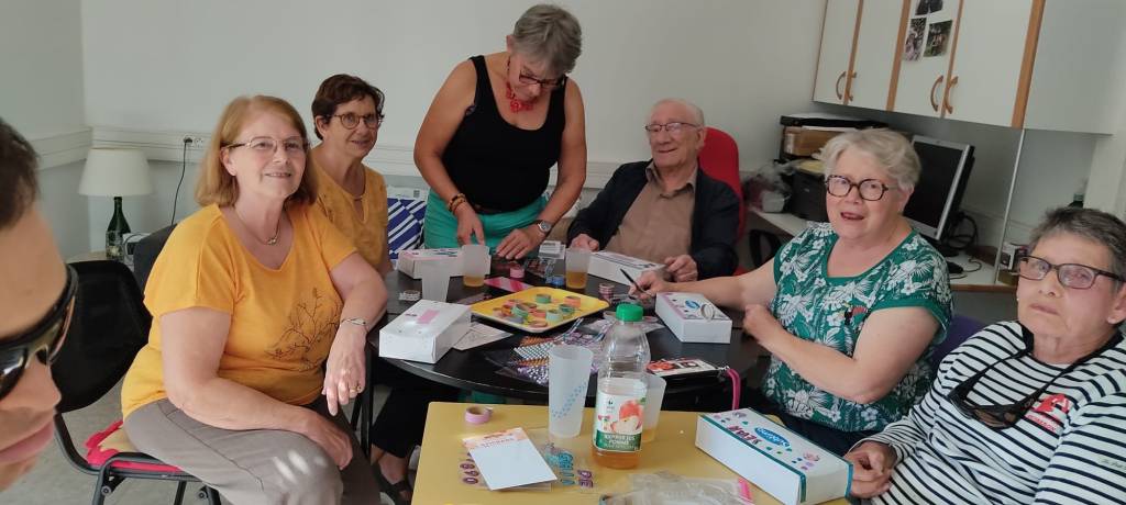 les adhérents réalisent des boites de mouchoirs décorés