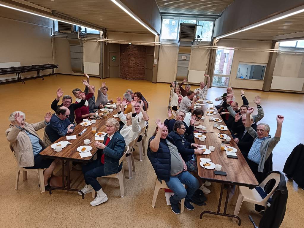 adhérents installés à table