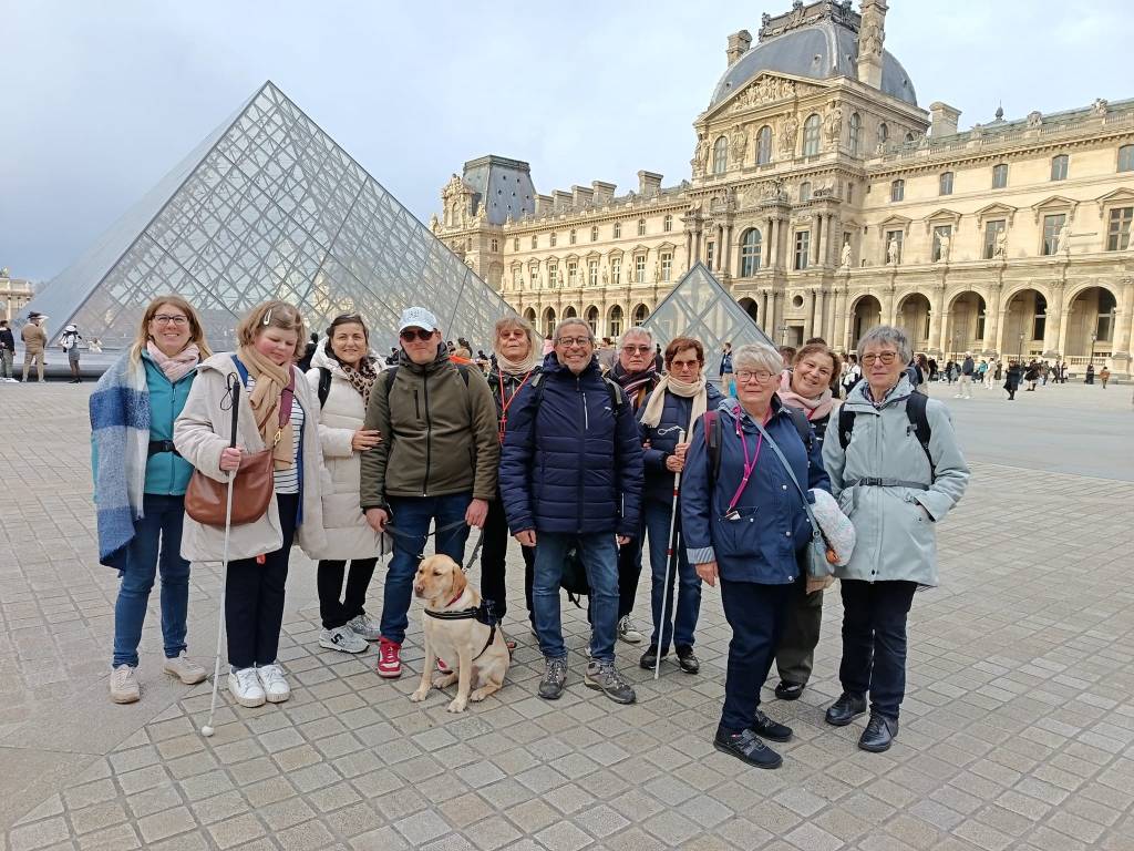 les adhérents devant la pyramide du louvre