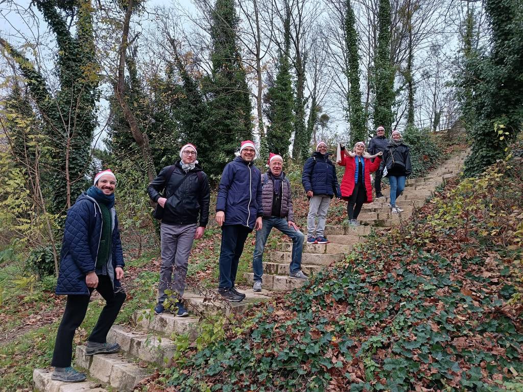 un groupe de personne en file indienne gravissent des marches sur la butte saint nicaise
