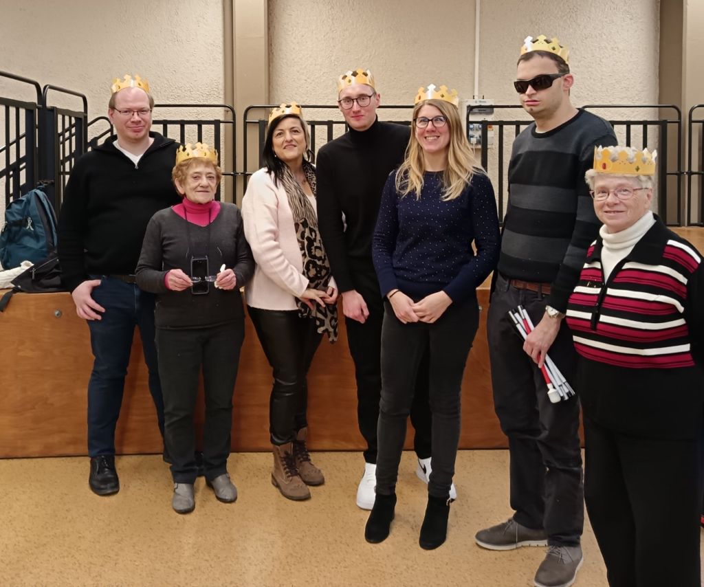 Christophe Claire Isabelle Ryan Aurore Quentin et Monique, tous portent une couronne sur la tête