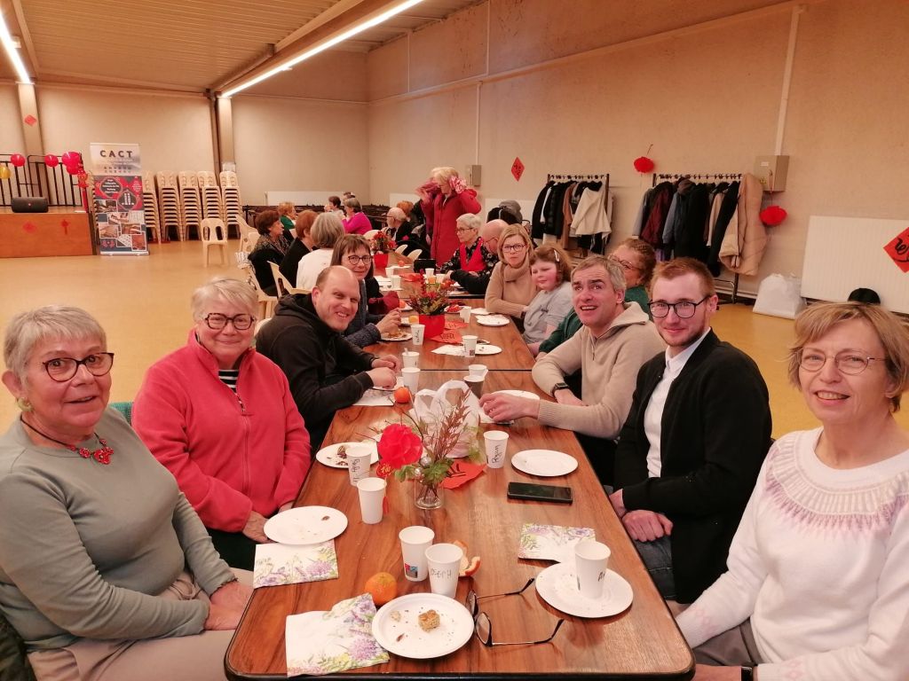 les adhérents autour d'une table