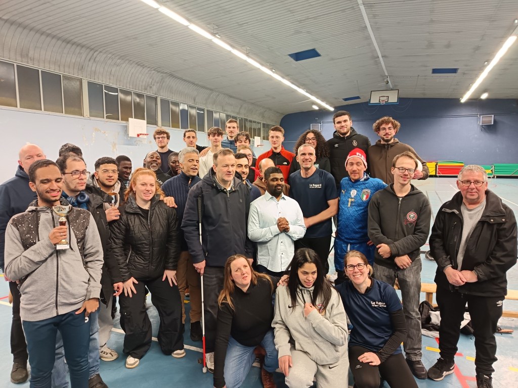 photo de groupe avec les stagiaires staps et les joueurs de reims et paris