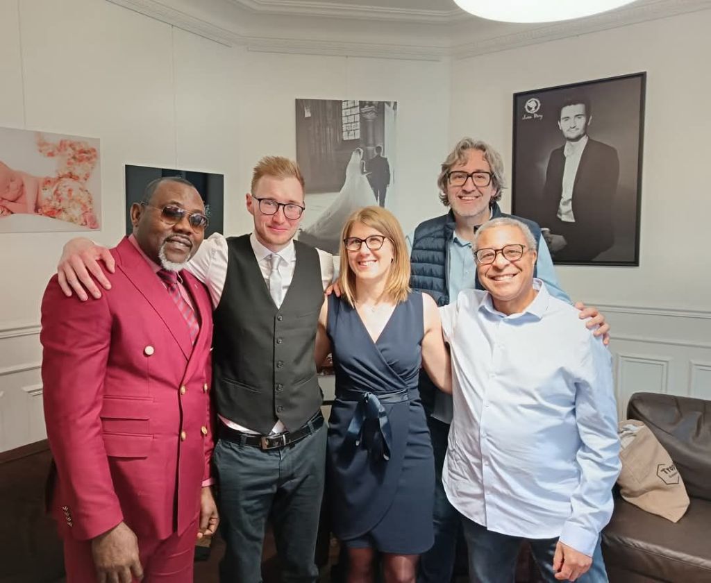 les licenciés du calendrier posent avec le photographe en groupe