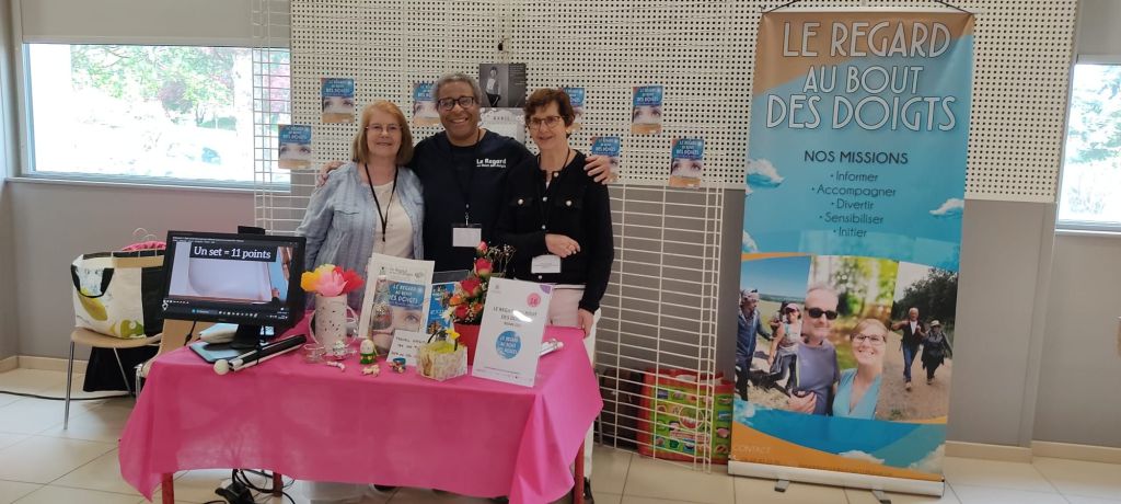 des membres du bureau derrière le stand de présentation de l'asso