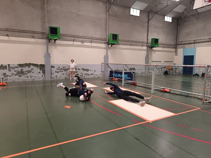 des joueurs au sol plongent et l'un d'entre récupère un ballon entre ses main