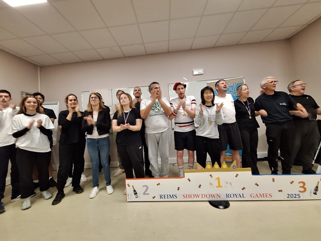 des gagnants médaillés et d'autres personnes autour d'u n podium