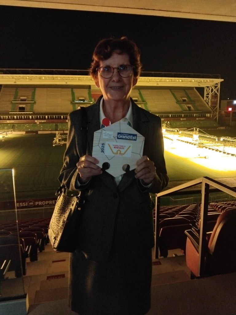 chantal tient son trophée dans les main. il ressemble à une pièce de puzzle