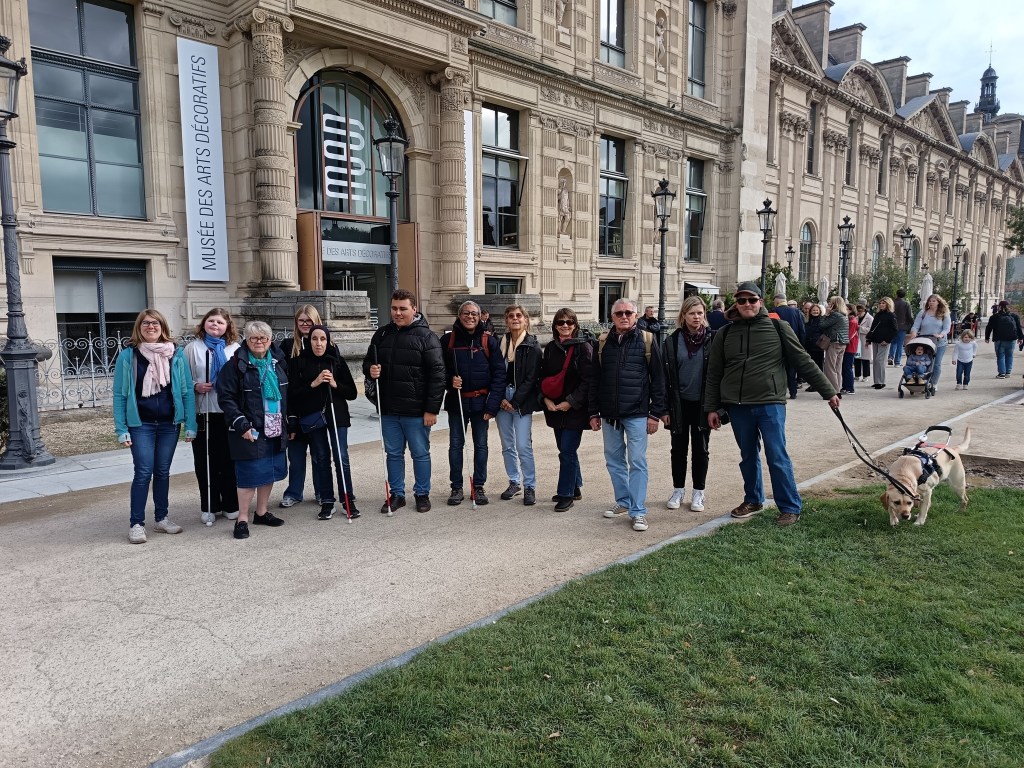 les adhérent devant le musée des arts décoratifs