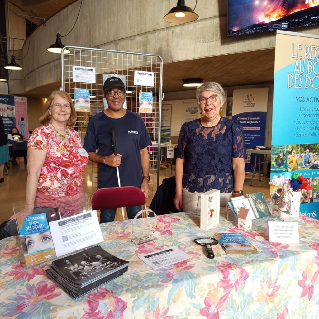 les membres du bureau au forum des associations à leur stand