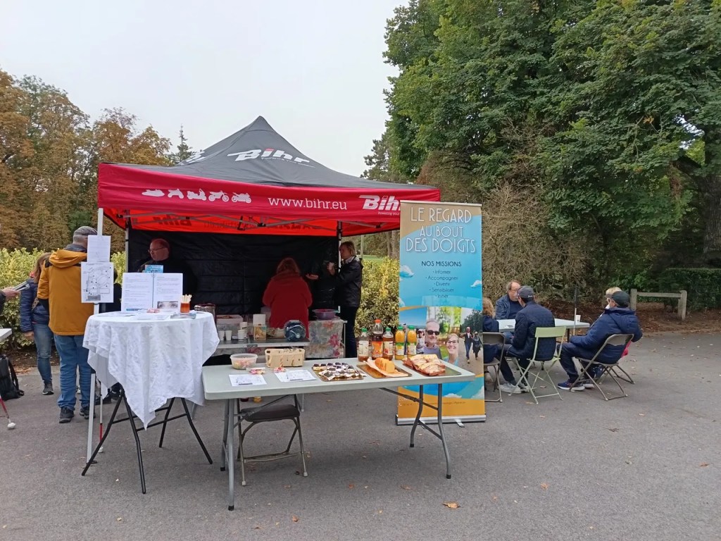 un stand avec tonelle et petite table avec collation et affiches