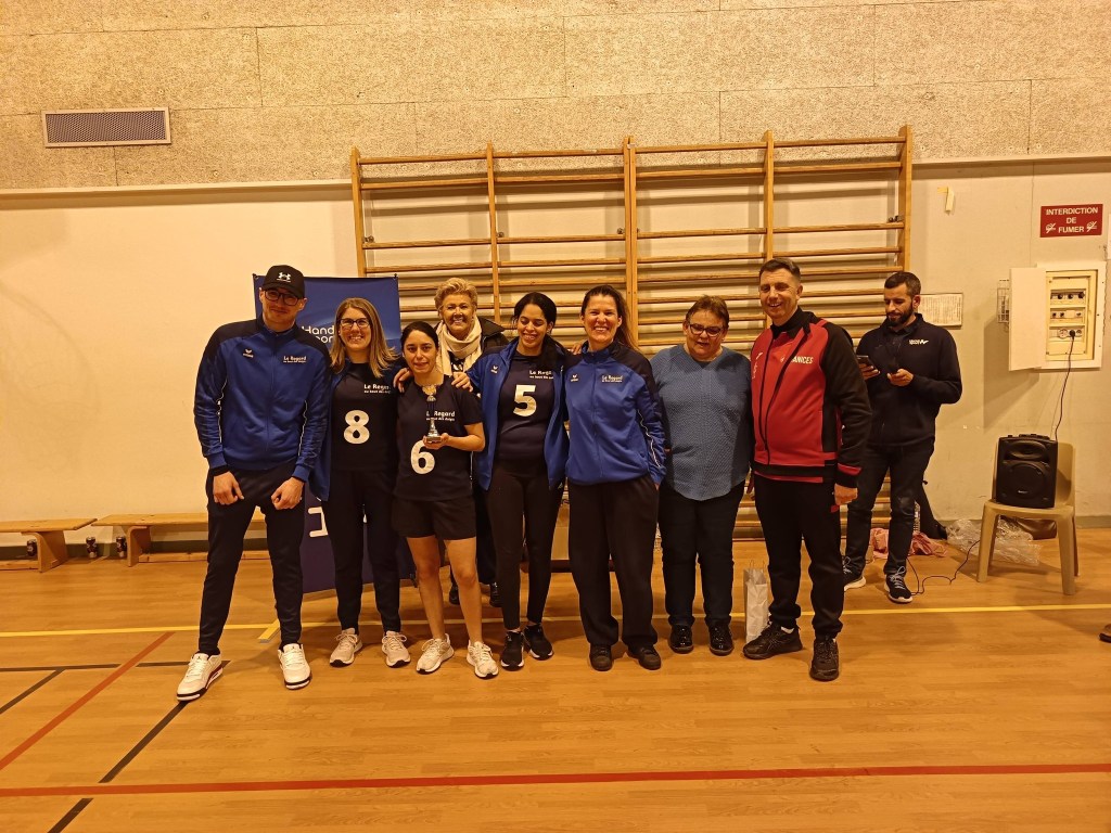photo de groupe dans le gymnase